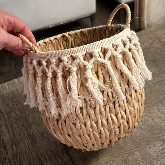 NWOT STRAW BASKET - Picture 17 of 17